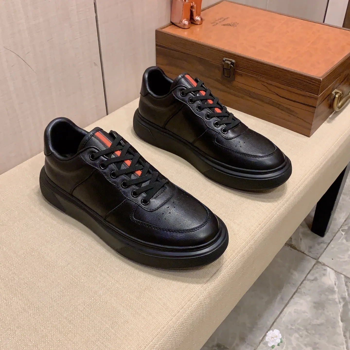 Men's men's shoes💰460💰💰🎩🎩[Lightning][Lightning] "PRADA*" The latest and most popular casual shoes, top brand [seduce] luxury ~ purchasing agency, top ~ quality. [Strong] The upper is made of imported breathable cowhide with material ➕ breathable sheepskin feet (•) and fine workmanship. The original stylish and stylish soft rubber wear-resistant and non-slip outsole is light and comfortable on the feet. The real thing looks better when photographed in person. 0128: Size: 38-44, 45 sizes can be customized, black, white